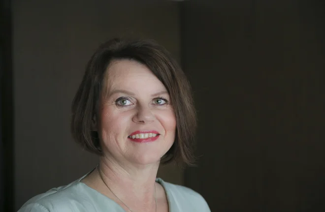 Melita Kuhar: Otroci že od prvega leta dalje, ko začnejo dojemati okolje in se postavljati na noge, iščejo načine, kako bi nas zmanipulirali, da bi dosegli to, kar želijo. Zato staršem polagam na srce, naj se poglobijo v otrokov značaj in ugotovijo, ali v določeni situaciji potrebuje mejo ali objem. FOTO: Jože Suhadolnik