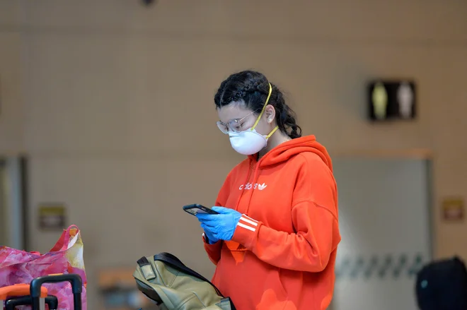 Ljudi z okužbo dihal, ki ne bodo potrebovali bolnišnične oskrbe, ne bodo več testirali, pač pa bodo stanje ocenjevali na podlagi števila obolelih. FOTO: AFP