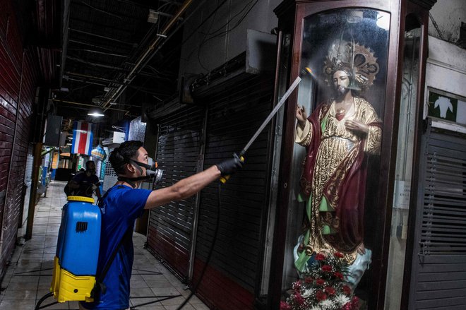 V Kostariki razkužujejo javne površine. FOTO: Ezequiel Becerra/AFP