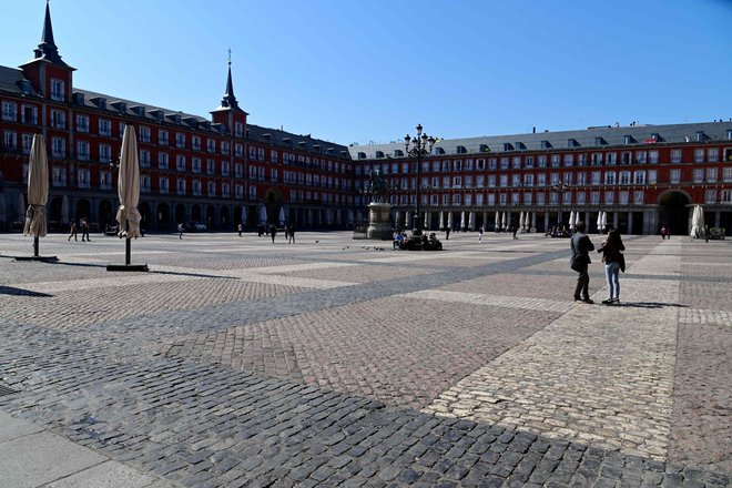 Ulice in trgi v Madridu so prazni. FOTO: Javier Soriano/AFP