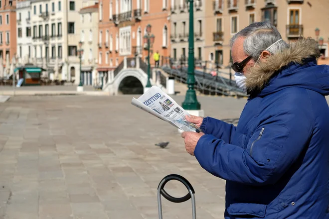 V še pred tedni normalnih časih so se neredki Italijani, podobno kakor zdaj to počnejo nekateri pri nas, posmehovali svarilom in se naprej vedli, kakor da se ne dogaja nič. Foto: Manuel Silvestri/Reuters