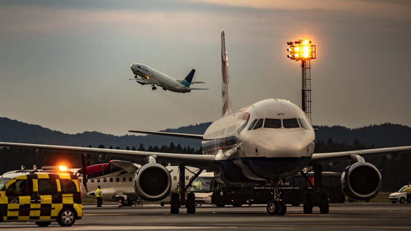 Fotografija: S torkom bodo ustavil tudi letalski promet. Omejitev bodo uveljavili dan pozneje kot za siceršnji javni promet. FOTO: Voranc Vogel