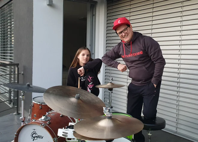 Dejan Tamše, eden od članov Slovenskega tolkalnega projekta (SToP), s hčerko Zaro v Polzeli. FOTO: Bina Plaznik