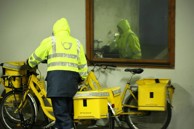 S ponedeljkom bo način zagotavljanja določenih poštnih storitev prilagojen in ne bo nujno zahteval obiska pošte ali osebnega stika z dostavljalcem. FOTO: Jure Eržen/Delo