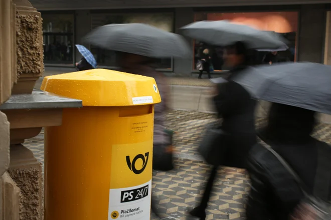 V primeru vročanja paketov bodo stranke pozvali, naj se opredelijo do alternativnega vročanja, ki ne vključuje fizičnega stika oz. podpisa. FOTO: Jure Eržen/Delo