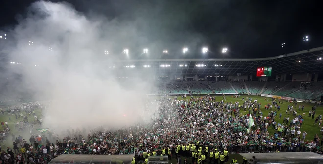 Če bi slovensko prvenstvo končali predčasno zavoljo koronavirusa, bi spremljali v Ljubljani podobno slavje kot 30. maja 2018 ob pokalni zmagi Olimpije nad Aluminijem. FOTO: Blaž Samec