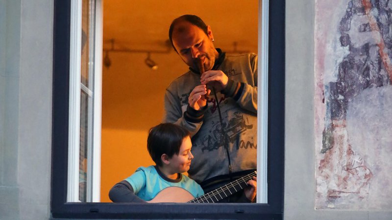 Fotografija: Klarinetist Goran Bojčevski in njegov sin Taras sta sinoči muzicirala ob odprtem oknu v Celju. FOTO: Andraž Purg - GrupA