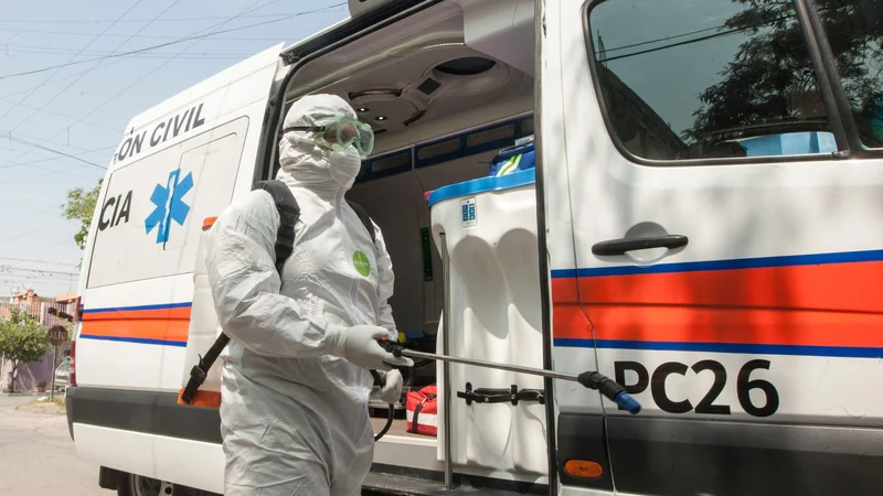 Fotografija: Okužba se je hitro razširila po vsej Kitajski in kmalu dobila pandemične razsežnosti. FOTO: AFP