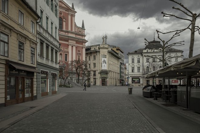 Prazne ulice Ljubljane v soboto, 14. 3. 2020. FOTO: Voranc Vogel/Delo