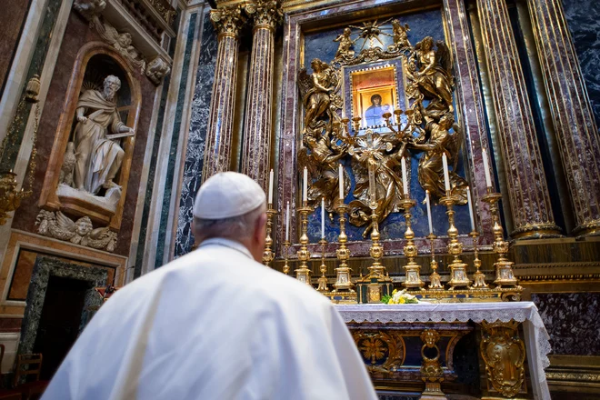 Frančišek moli v starodavni rimski baziliki Santa Maria Maggiore. FOTO: Vatican Media/Reuters