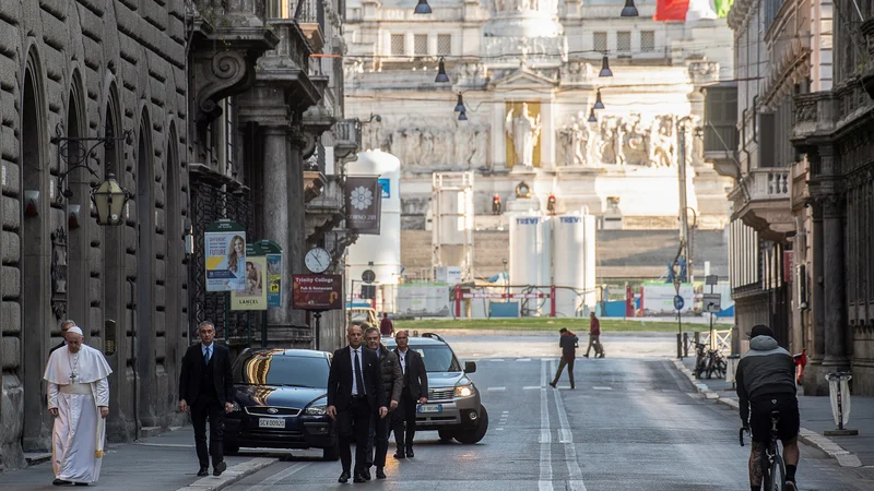 Fotografija: Papež Frančišek se je k molitvi podal skozi opustelo središče Rima. FOTO: Vatican Media/Reuters
