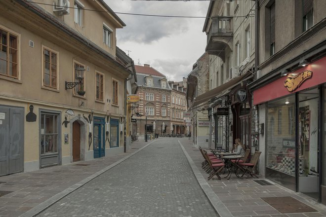 Ulice mest kažejo po sprejetu ukrepov povsem drugačno podobo kot običajno. FOTO: Voranc Vogel/Delo