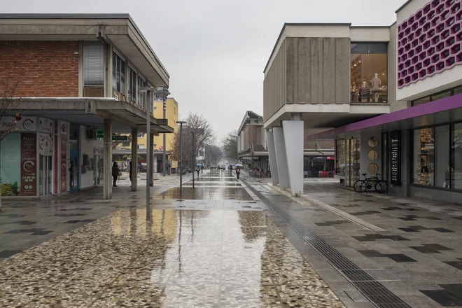 Ulice Nove Gorice so bile precej prazne že v petek, 13. marca. FOTO: Voranc Vogel/Delo