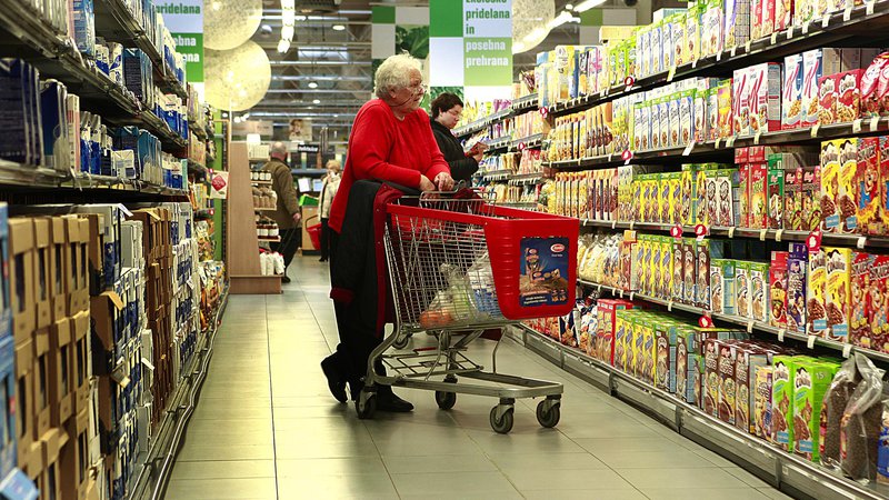 Fotografija: V Mercatorju urejajo koridorje za kupce v večjih nakupovalnih centrih. FOTO: Jože Suhadolnik/Delo
