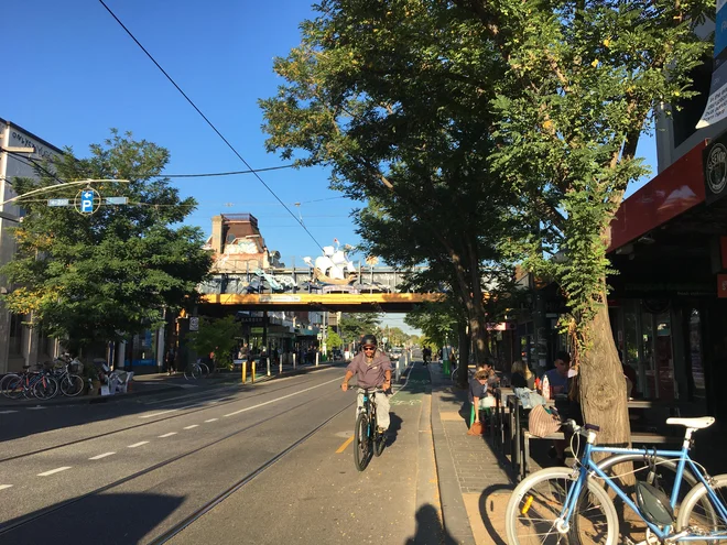 Razen izpraznjenih trgovin življenje v Melbournu za zdaj poteka normalno. FOTO: Osebni arhiv