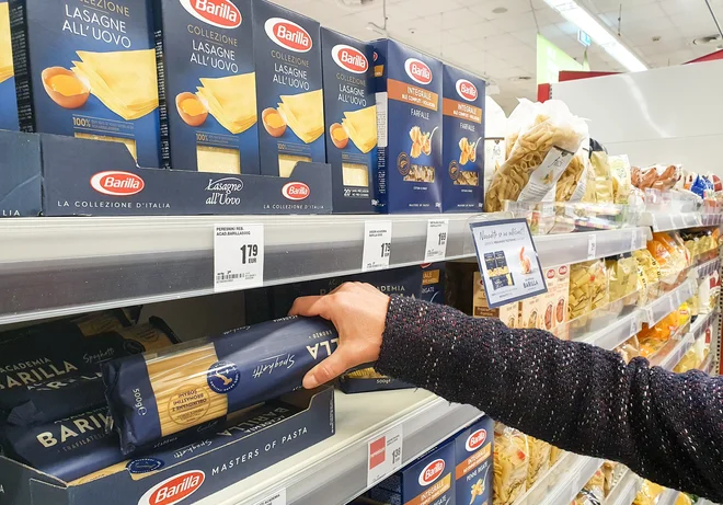 V Mercatorju so na vhode že pred časom namestili plastične rokavice za vse kupce, že dober teden redno razkužujejo delovne površine in opremo. FOTO: Marko Feist 