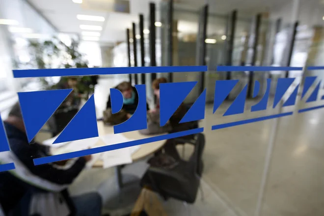 Do nadaljnjega ne bodo osebno podajali informacij v prostorih zavoda, niti sprejemali vlog na vložišču. Stranke lahko kot doslej zahtevke vlagajo z uporabo elektronskih storitev na naslovu www.zpiz.si Foto: Mavric Pivk