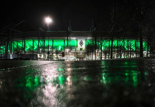 Borussia Park v Mönchengladbachu vedno znova ponuja spektakularno podobo, zdaj pa bo nekaj časa zaklenjen. FOTO: AFP