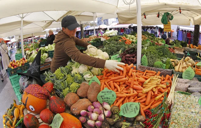 Najmeniki na tržnici bodo delno oproščeni plačila marčevske najemnine. Tržnice ostajajo odprte, a s spremenjenim delovnim časom. FOTO: Matej Družnik/Delo