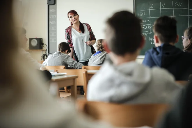 Na šolah, ki so svoje učilnice zaprle pretekli teden, je pouk že v nekaj urah stekel na tisoč in en virtualni način. FOTO: Uroš Hočevar/Delo