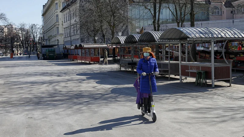 Fotografija: Zaradi koronavirusa se je tudi v Sloveniji življenje ustavilo. FOTO: Blaž Samec/Delo