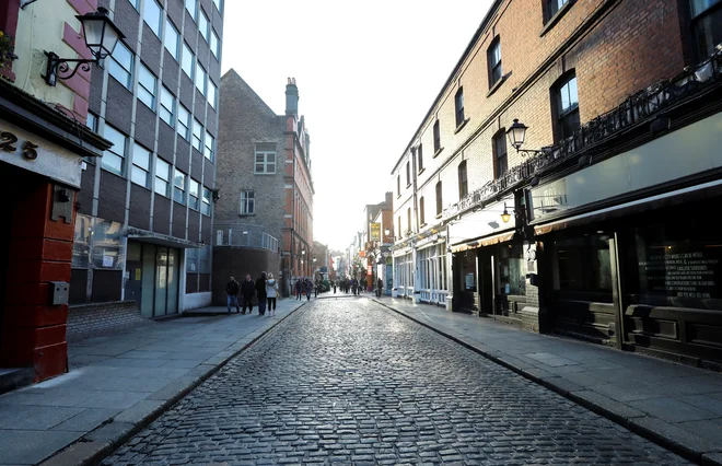 Usihanje dejavnosti. V Dublinu so zaprli pube. Širjenje koronavirusa ima velike negativne učinke na številne gospodarske panoge. FOTO: Lorraine O&#39;Sullivan/Reuters