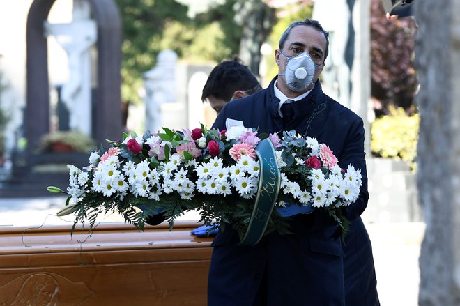 Pogreb žrtve koronavirusa v Bergamu. FOTO: Flavio Lo Scalzo/Reuters