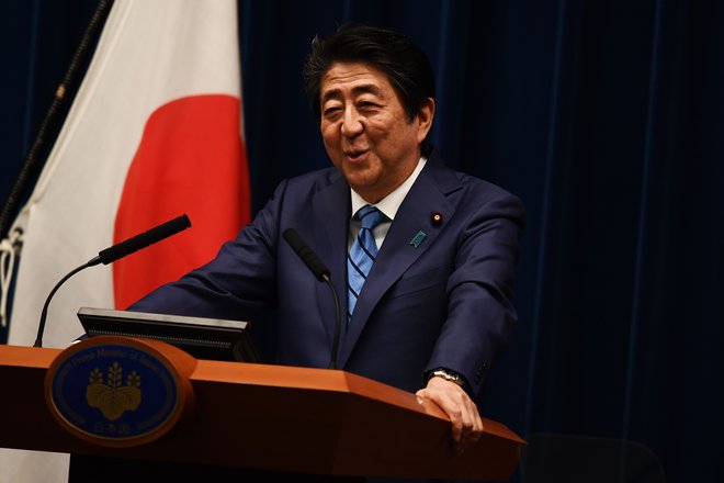 Japonski premier Shinzo Abe se za zdaj izogiba tudi misli na to, da bi igre odpovedali ali preložili. FOTO: AFP