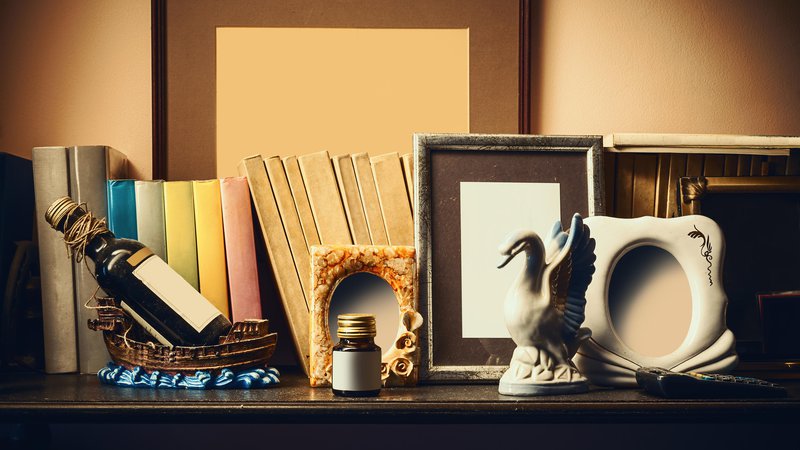 Fotografija: Old shelf With books, souvenirs and empty photo frames. Foto Dejankrsmanovic Getty Images/istockphoto
