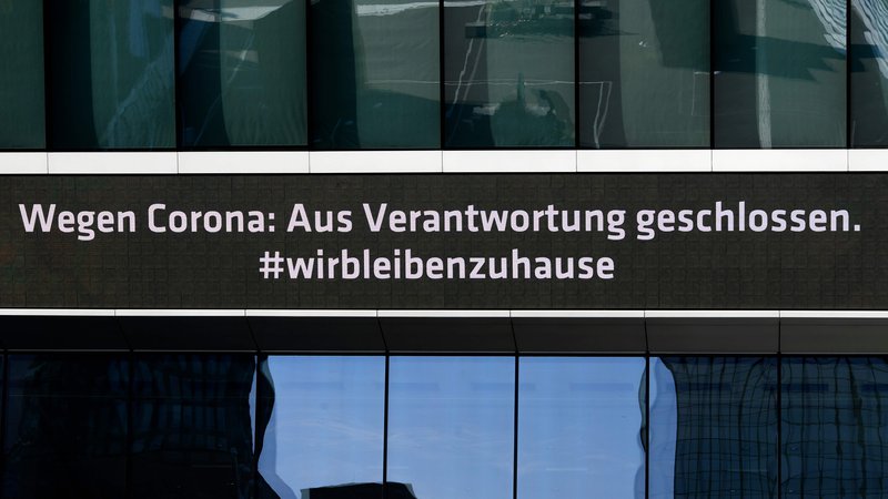 Fotografija: Zaprto zaradi koronavirusa so napisi na številnih javnih poslopjih v Nemčiji. FOTO: Ina Fassbender/AFP