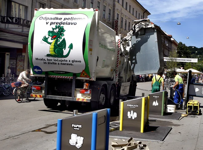 Vsa morebiti kužna zaščitna oprema mora biti trdno zaprta v plastični vrečki in odložena v črni zabojnik. FOTO: Aleš Černivec/Delo