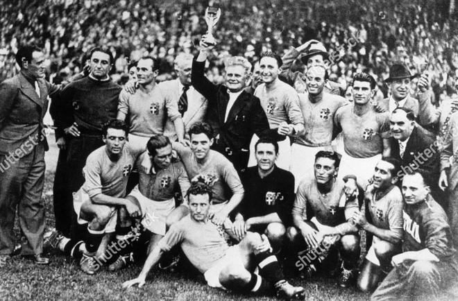 Italijanski nogometaši leta 1938 s pokalom Julesa Rimeta, ki je med vojno začasno izginil. FOTO: Shutterstock