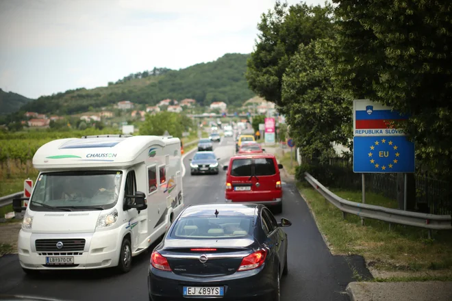 Ob enih ponoči končno – doma. In tako bo naslednjih štirinajst dni …FOTO: Jure Eržen/Delo