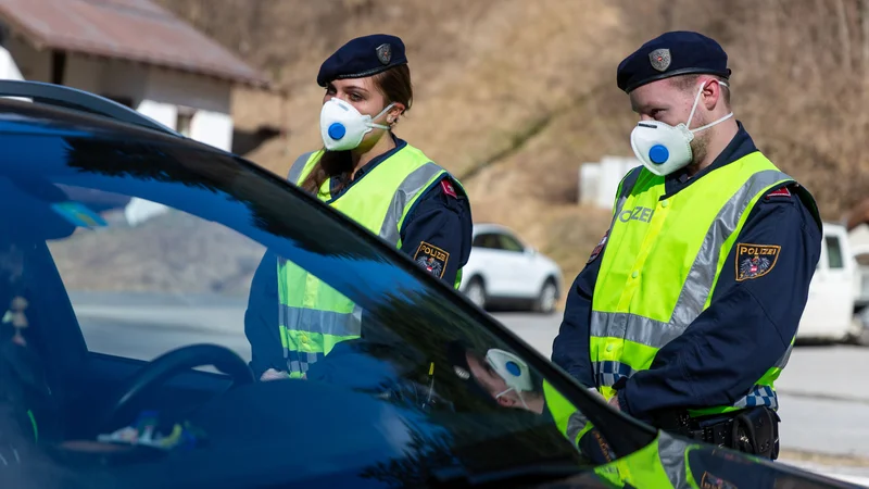 Fotografija: Z Avstrijo in Hrvaško ostajajo odprti mednarodni prehodi, ki bodo od zdaj ključni za prehod delovne sile iz Slovenije v Avstrijo in iz Hrvaške v Slovenijo. FOTO: AFP