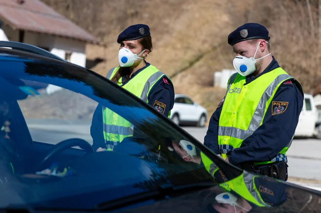 Z Avstrijo in Hrvaško ostajajo odprti mednarodni prehodi, ki bodo od zdaj ključni za prehod delovne sile iz Slovenije v Avstrijo in iz Hrvaške v Slovenijo. FOTO: AFP