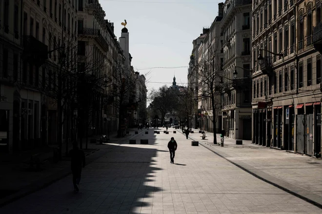 Države so ukrepale hitro, Italija je prepovedala polete iz Wuhana. FOTO: Jeff Pachoud/AFP