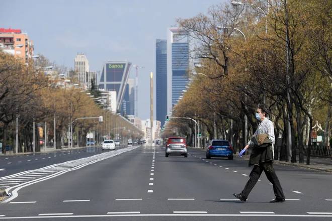 Madrid, eno najbolj živahnih evropskih mest, je v teh dneh neprepoznavno prazen. FOTO: Oscar Del Pozo/Afp