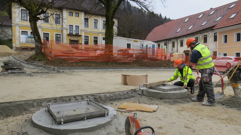 Fotografija: Zdaj že urejajo Mestni trg v Višnji Gori. Prihodnji mesec pride na vrsto tudi temeljita obnova stare šole. FOTO: Bojan Rajšek/Delo