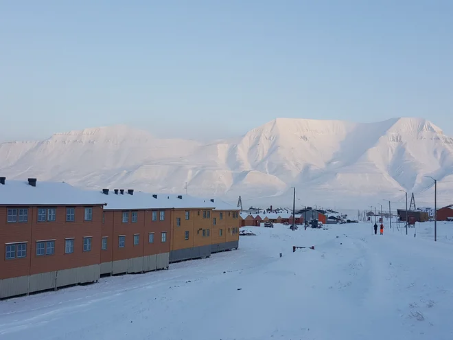 Mesto, spodaj obala fjorda. FOTO: Maja Prijatelj Videmšek