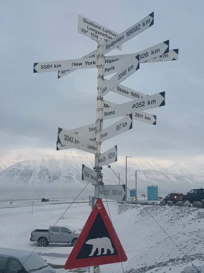 Opozorilni znak za nevarnost severnih medvedov na letališču. FOTO: Maja Prijatelj Videmšek