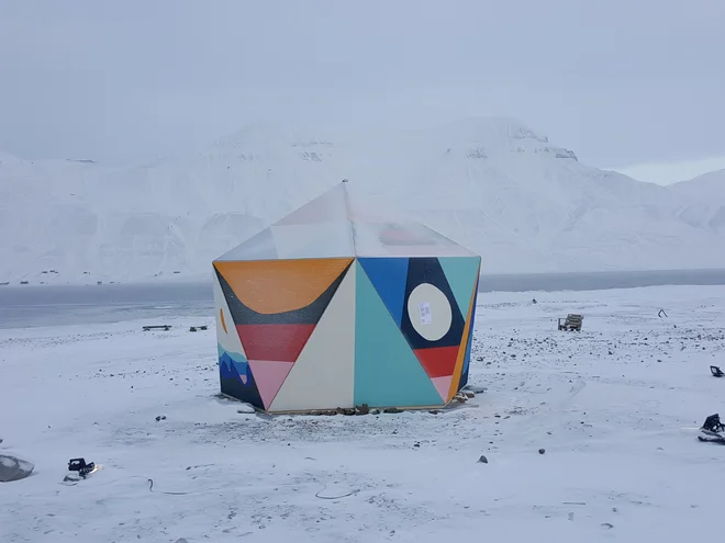 Podoba zasnežene pokrajine ob fjordu z bližnjimi hribi, katerih odtenke šibko sonce in hitro premikajoči se oblaki ves čas spreminjajo, bo ostala zamrznjena v spominu. FOTO: Maja Prijatelj Videmšek