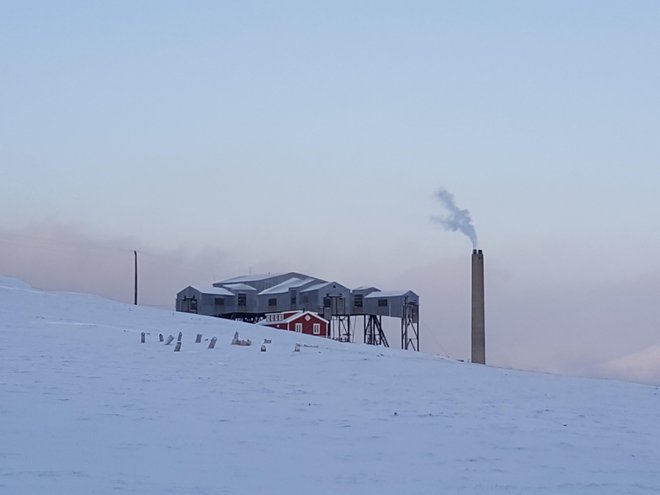 Za rudniškim poslopjem se vije dim iz termoelektrarne. FOTO: Maja Prijatelj Videmšek