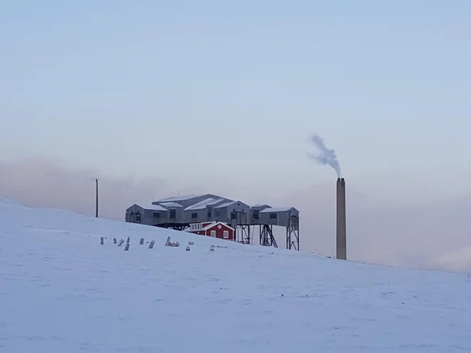 Za rudniškim poslopjem se vije dim iz termoelektrarne. FOTO: Maja Prijatelj Videmšek