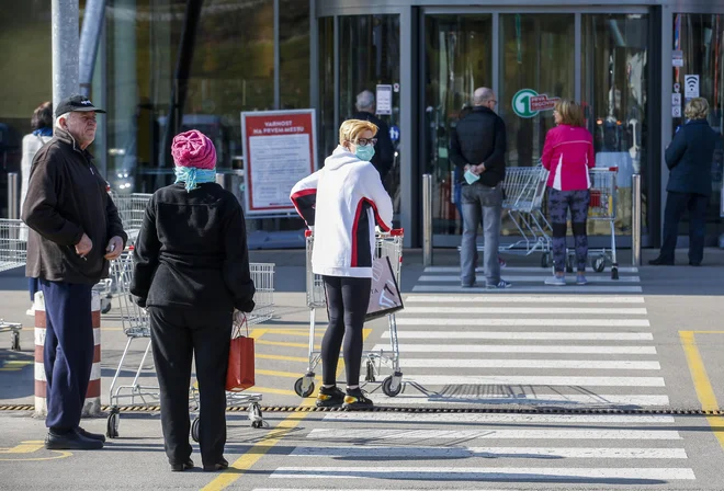 Strokovne službe ljudi pozivajo, naj ostanejo doma, a jih veliko tega ne upošteva. FOTO: Matej Družnik/Delo