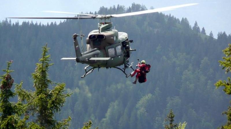 Fotografija: V nekaj dneh je moral že drugič pri reševanju v gorah posredovati helikopter. Fotografija je simbolična. FOTO: Boštjan Fon