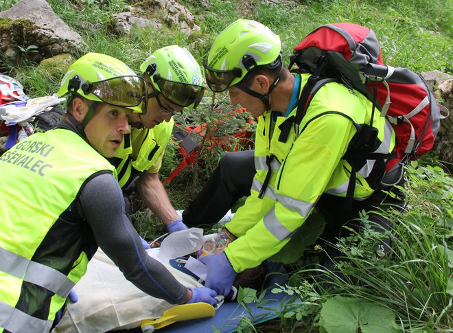 Reševanje je v tem času tvegano tudi zato, ker gorski reševalci nimajo ustrezne zaščitne opreme. FOTO: Boštjan Fon