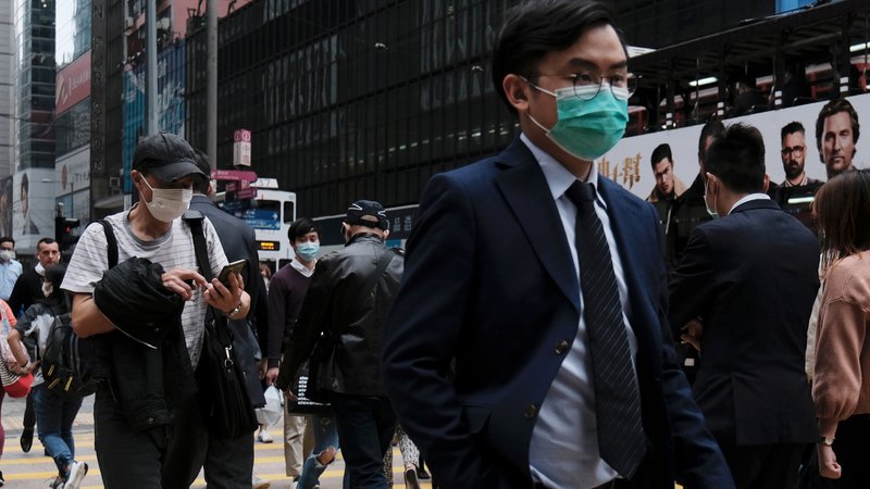 Fotografija: Potem ko je Hongkong prvi udar epidemije preživel s 168 okuženimi s koronavirusom, so včeraj tam odkrili še 14 primerov okužbe. Foto: Reuters
