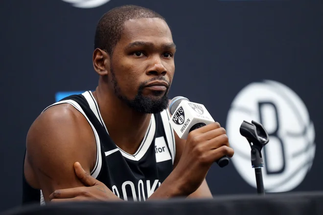 Kevin Durant nima sreče. Zaradi ahilove tetive, ki si jo je strgal med lanskim finalom, še ni odigral tekme za Brooklyn, zdaj se je okužil še z novim koronavirusom. FOTO: AFP