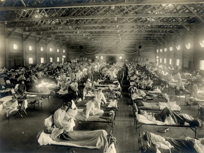Oboleli za špansko gripo v vojaški bolnišnici Camp Funston v Kansasu. FOTO: National Museum Of Health And Medicine