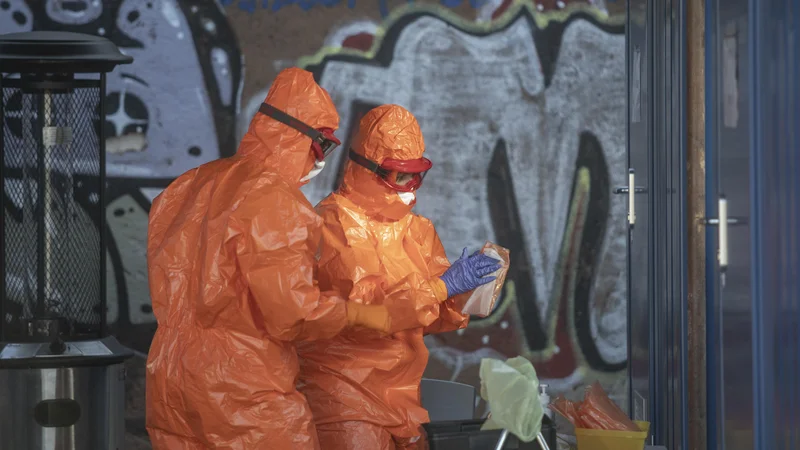 Fotografija: Zaposleni že pregorevajo. V laboratorijih, kjer dokazujejo novI koronavirus oziroma preverjajo vzete teste že dva tedna, so na robu zmogljivosti in spijo le nekaj ur na noč. Foto Voranc Vogel